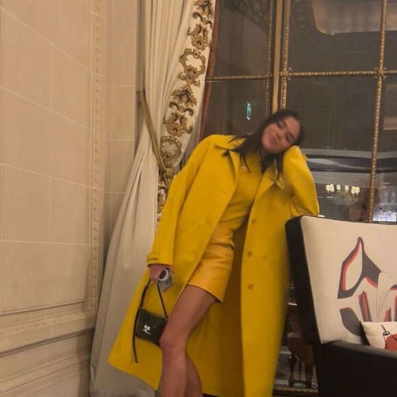 Bruna Marquezine apareceu em looks elegantes nas fotos postadas no Instagram