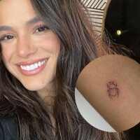 Bruna Marquezine revela tatuagem inédita com referência a 'Besouro Azul' e vídeo divertido com Xolo