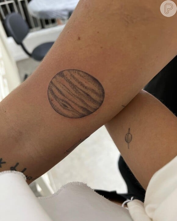 Bruna Marquezine também exibiu uma tatuagem de planeta