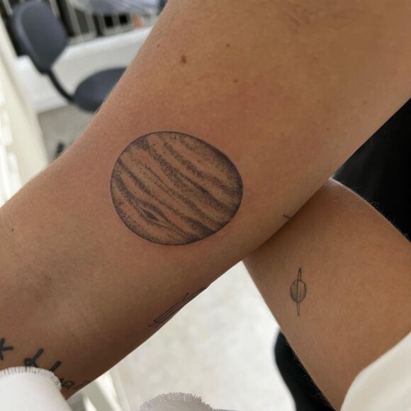 Bruna Marquezine também exibiu uma tatuagem de planeta