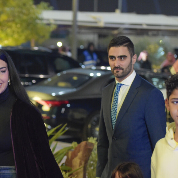 A influenciadora Georgina Rodriguez e os filhos de Cristiano Ronaldo acompanharam de perto a estreia de Cristiano Ronaldo no novo time, Al-Nassr