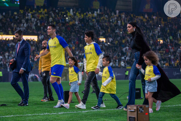 Quatro filhos de Cristiano Ronaldo acompanharam a estreia do pai com Georgina Rodriguez: os gêmeos Mateo e Eva Maria, Cristiano Jr e Alana Martina (de mão dadas com Georgina na foto)