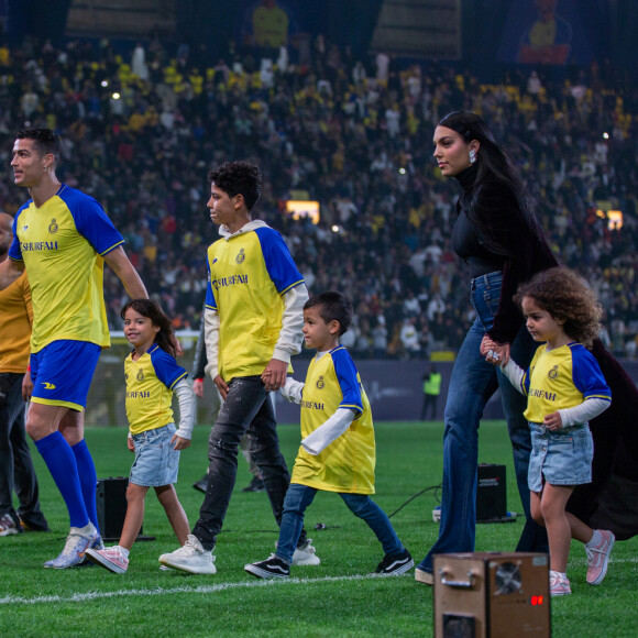 Quatro filhos de Cristiano Ronaldo acompanharam a estreia do pai com Georgina Rodriguez: os gêmeos Mateo e Eva Maria, Cristiano Jr e Alana Martina (de mão dadas com Georgina na foto)