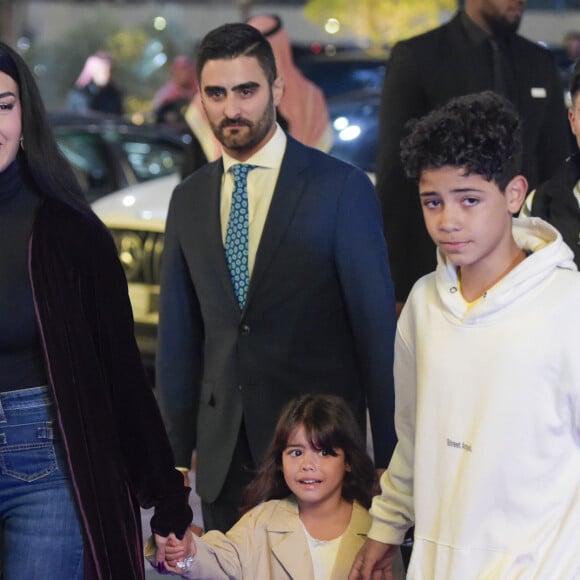 Georgina Rodriguez apostou em look sóbrio e anel de luxo roubou a cena na estreia de Cristiano Ronaldo em novo time