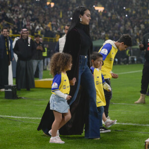 Cristiano Ronaldo fez estreia no Al-Nassr na companhia da mulher, Georgina Rodriguez, e dos filhos