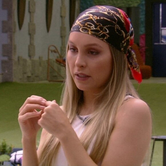 A atriz Carla Diaz não abria mão dos lenços ao participar do 'BBB 21'