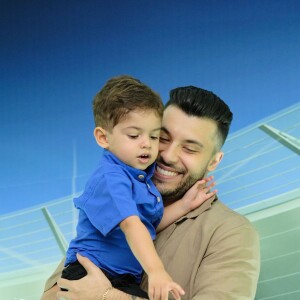 Filho de Marília Mendonça, Léo vive com o pai e a com a avó materna