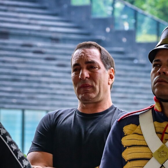 Velório de Roberto Dinamite: Edmundo também se emocionou ao dar adeus ao maior ídolo do Vasco no gramado do estádio de São Januário
