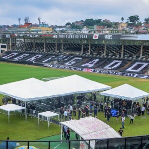 Corpo de Roberto Dinamite foi velado próximo à sua estátua no estádio de São Januário