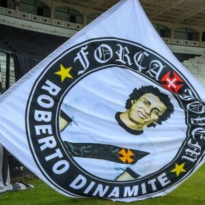 Morte de Roberto Dinamite: ex-jogador foi homenageado com bandeirão pela torcida