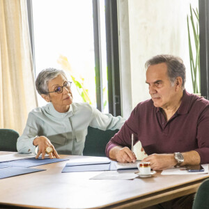 Guerra (Humberto Martins) é aconselhado por Cidália (Cássia Kis) a revelar a Chiara (Jade Picon) não ser ele o pai da garota, na novela 'Travessia'