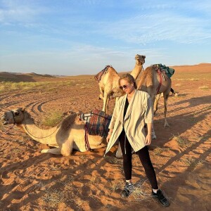 Angélica se divertiu com os camelos durante passeio por Omã