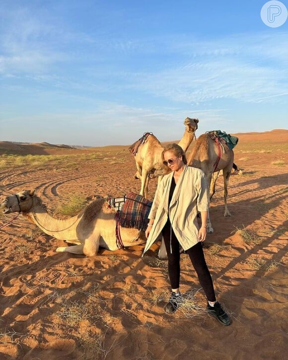 Angélica se divertiu com os camelos durante passeio por Omã