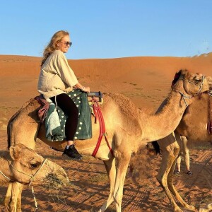 Angélica não deixou de andar de camelo por Omã em viagem com a família