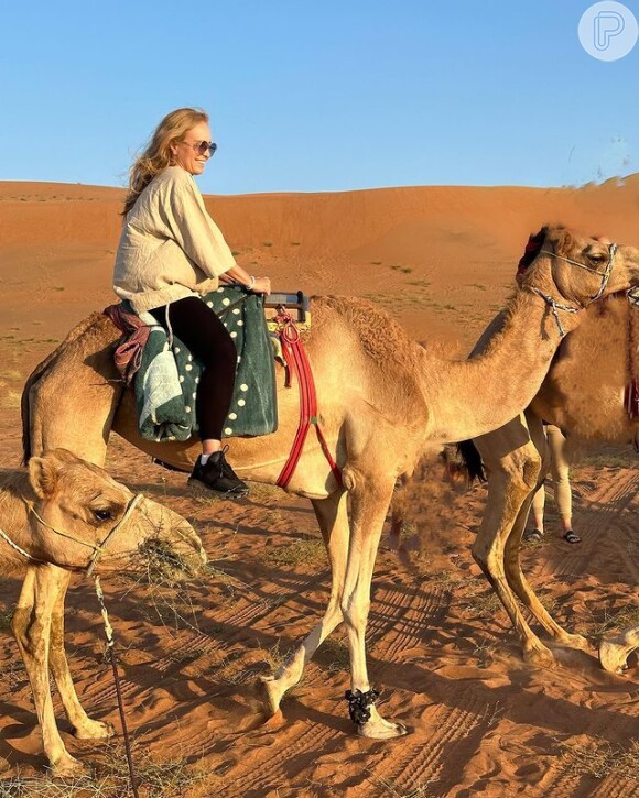 Angélica não deixou de andar de camelo por Omã em viagem com a família