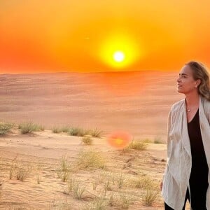 Mulher de Luciano Huck, Angélica foi clicada contemplando o deserto de Omã, em viagem com o marido e os três filhos do casal