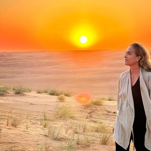 Mulher de Luciano Huck, Angélica foi clicada contemplando o deserto de Omã, em viagem com o marido e os três filhos do casal
