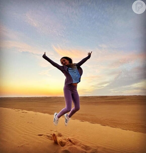 Eva, filha de Luciano Huck, Angélica, também se divertiu no deserto de Omã