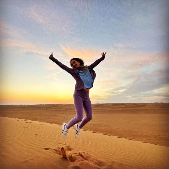Eva, filha de Luciano Huck, Angélica, também se divertiu no deserto de Omã