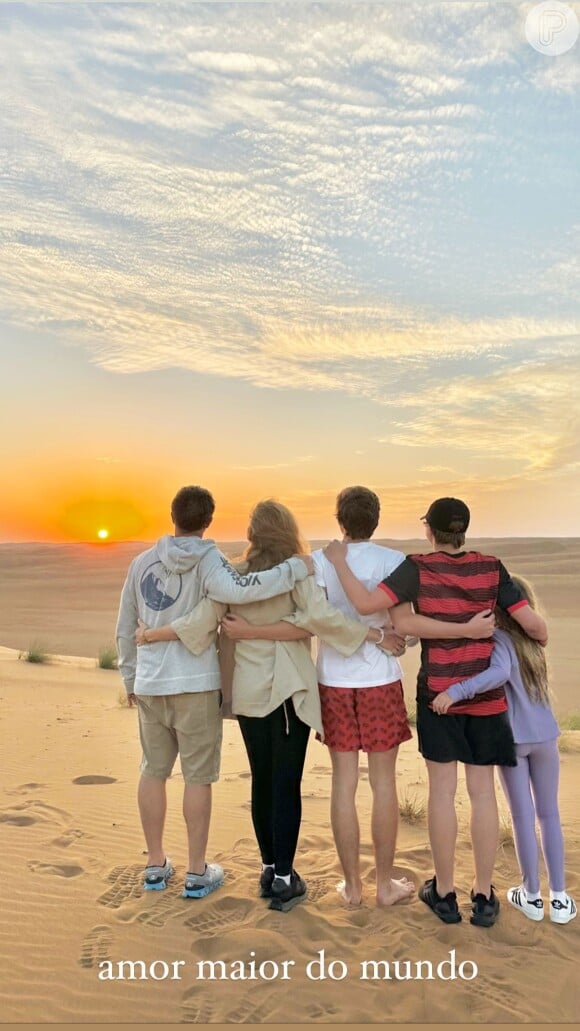 Filhos de Luciano Huck e Angélica se reuniram com os pais para contemplar o pôr-do-sol