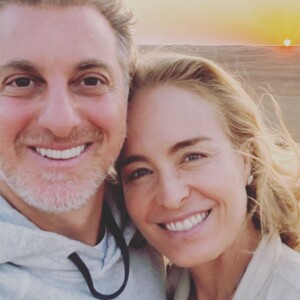Luciano Huck e Angélica posaram juntinhos em viagem com os filhos, Joaquim, Benício e Eva