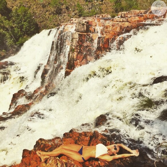 Thaila Ayala também curtiu o verão na cachoeira. Com um biquíni mais discreto e confortável, a atriz fica mais à vontade para escalar pedras e encarar as quedas d'água