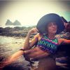 Giovanna Ewbank também escolheu um top mais fechado e confortável para curtir um dia de praia em Fernando de Noronha