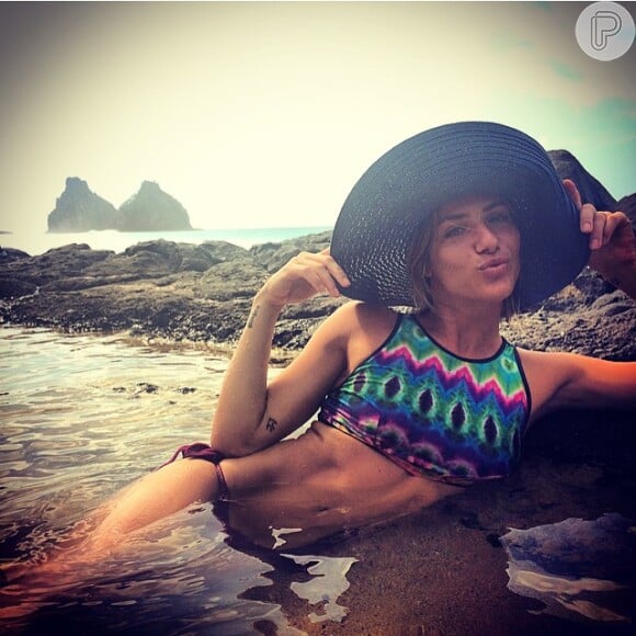 Giovanna Ewbank também escolheu um top mais fechado e confortável para curtir um dia de praia em Fernando de Noronha