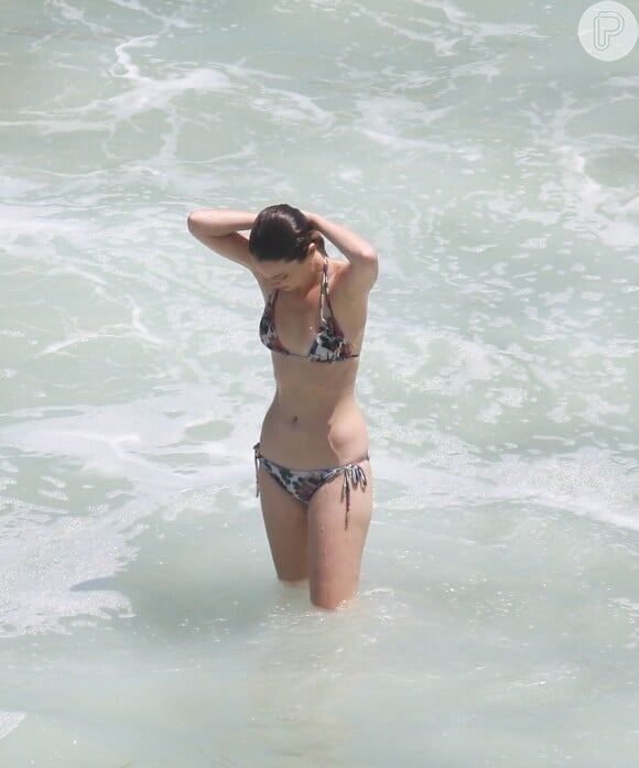 Nathalia Dill também é adepta do biquíni de lacinho e curtiu dias de praia neste verão usando modelos com estampas variadas