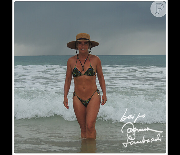 Bruna Lombardi, aos 62 anos, impressionou a todos depois que postou uma foto de biquíni na praia no início deste ano. Olha o corpão da atriz!