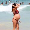 A futura mamãe Erika Mader escolheu um modelo discreto, com um sutiã fechado, para curtir um dia de praia à vontade. Linda!