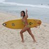 Daniele Suzuki apostou num maiô 'engana-mamãe' para surfar na praia da Macumba, Zona Oeste do Rio de Janeiro, na terça-feira, 10 de março de 2015