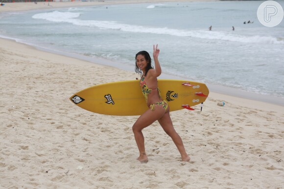 Daniele Suzuki apostou num maiô 'engana-mamãe' para surfar na praia da Macumba, Zona Oeste do Rio de Janeiro, na terça-feira, 10 de março de 2015