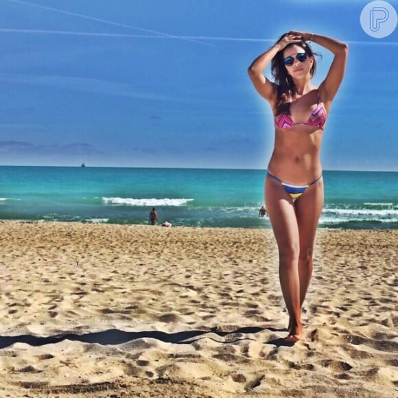 Mariana Rios também aposta num mix de estampas e mostra as curvas perfeitas em um dia de praia