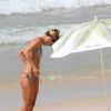 Fernanda de Freitas também costuma ser vista na praia colocando o bronze em dia e dando um mergulho. A atriz mostra o corpão de biquíni