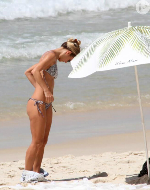 Fernanda de Freitas também costuma ser vista na praia colocando o bronze em dia e dando um mergulho. A atriz mostra o corpão de biquíni