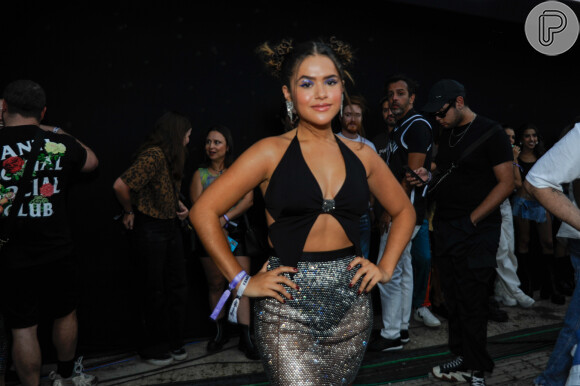 Maisa elegeu um look decotado e cheio de brilho para o evento