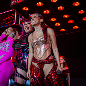 Anitta recebeu convidados no palco, como Valesca e Gloria Groove