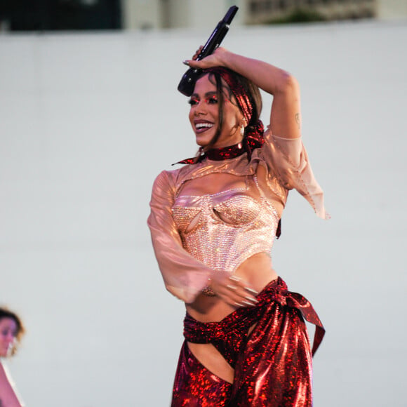 Maisa e Klara Castanho foram conferir o show de pré-carnaval que Anitta fez em SP