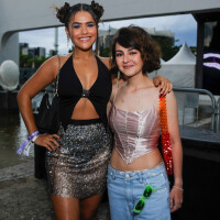 Maisa e Klara Castanho vão juntas a show de Anitta e curtem evento com suposto affair da cantora