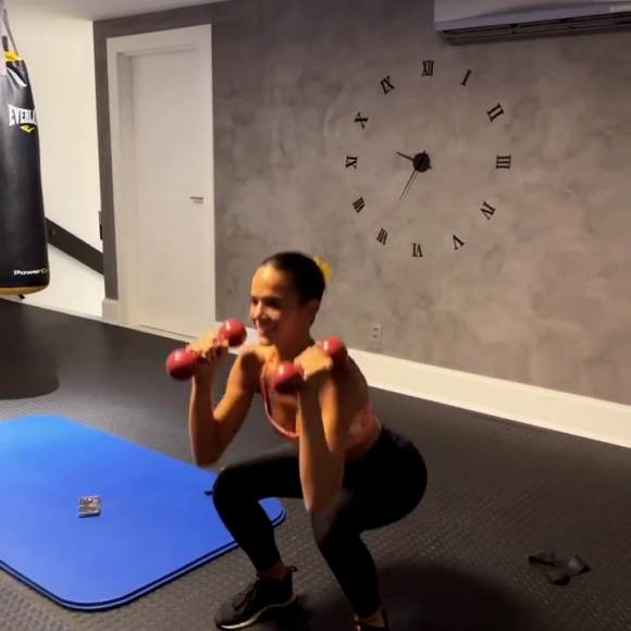 Treino de Bruna Marquezine inclui exercícios de musculação, movimentos de artes marciais e muito aeróbico, com destaque para o simulador de escada