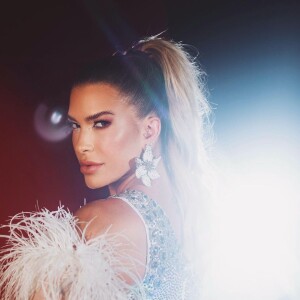 Plumas foram destaque do look de Lorena Improta para ensaio de Carnaval