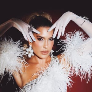 O look de Lorena Improta também tinha luvas altas com plumas na barra