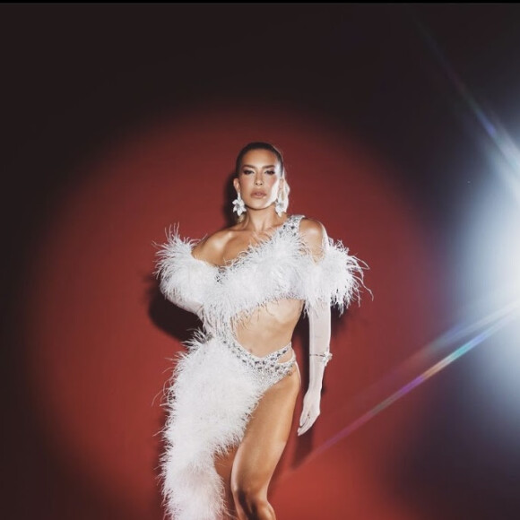 Lorena Improta é musa da Viradouro e apostou em look exuberante e rico em plumas para ensaio
