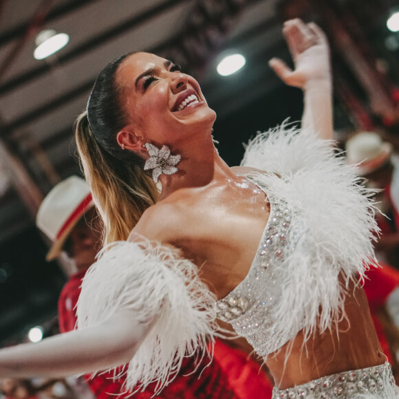 Lorena Improta usou look prata e branco em dia de ensaio da Viradouro para Carnaval 2023