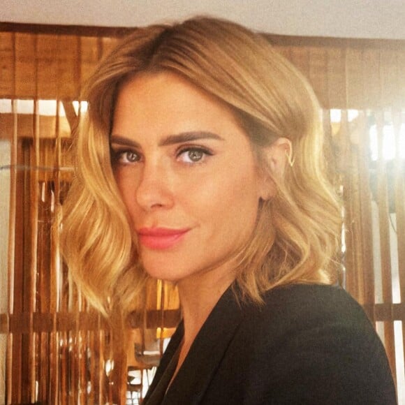 Surpreendendo a muitos, Carolina Dieckmann surgiu há alguns meses de cabelo curto