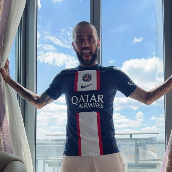 Daniel Alves tentou se passar por outra pessoa, mas uma tatuagem íntima o entregou