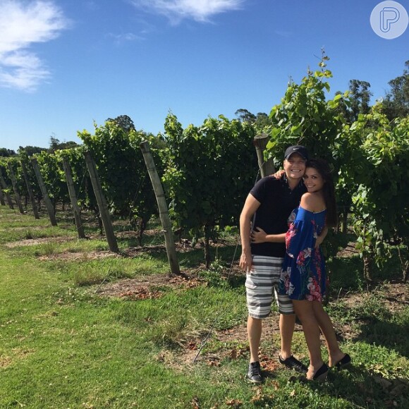 Michel Teló e Thais Fersoza aproveitam férias para passear pelas vinícolas no Uruguai. 'Lugar lindo com a companhia perfeita', escreveu a atriz