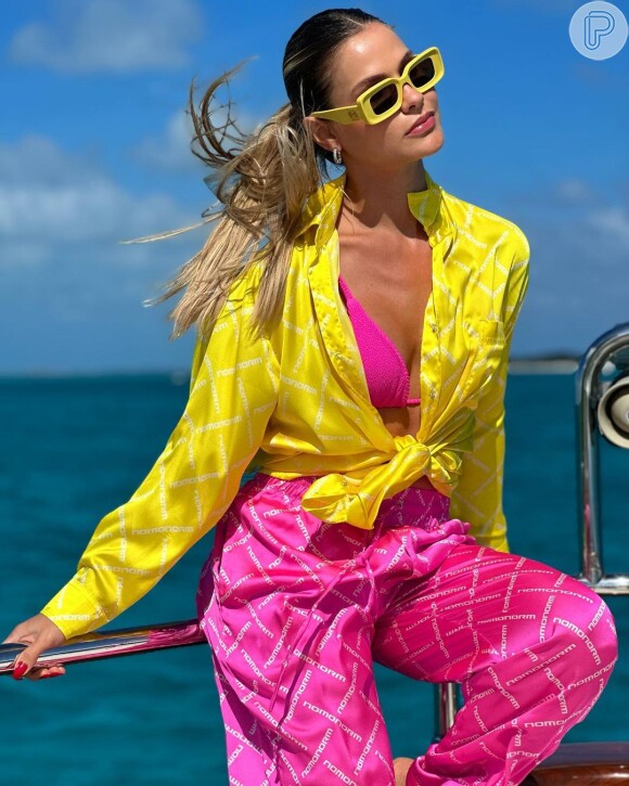 Andressa Suita combinou rosa e amarelo nesse look de verão