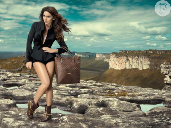 Giovanna Anontelli mostra pernas saradas em roupas curtas durante as fotos